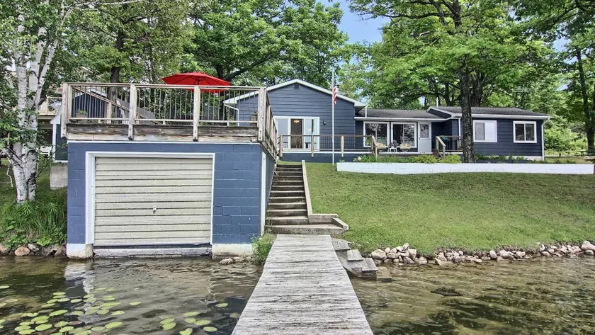 Dream Vacay: Clam Lake Cottage w Torch Lake Access - Image 1
