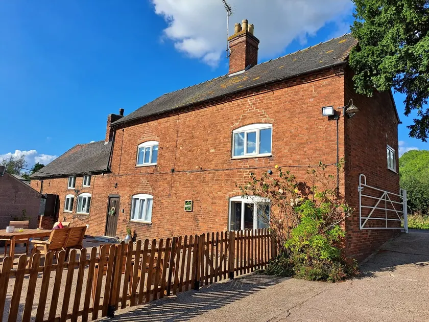 Farmhouse, Derbyshire, nr. Alton Towers sleeps 10 - Image 1