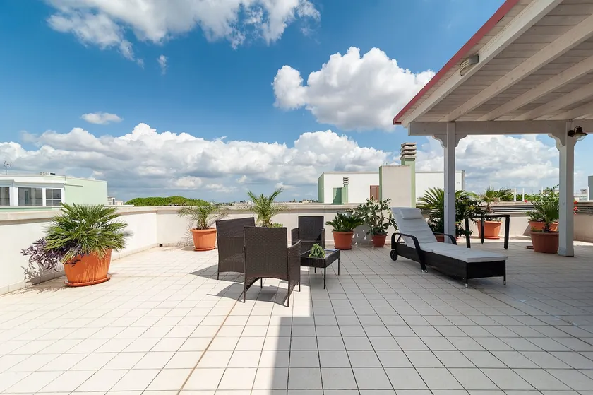 Bright penthouse with large furnished terrace - Image 1