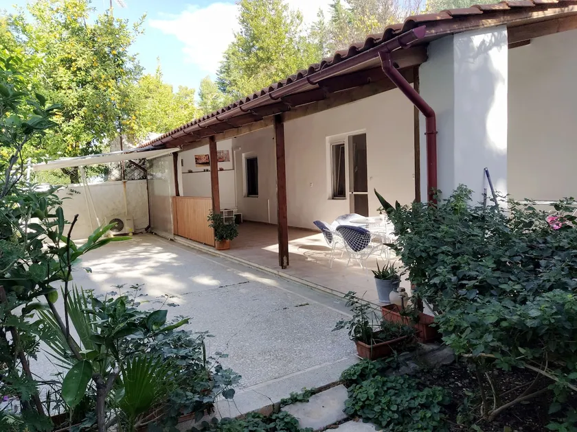 House with garden near the sea - Image 1
