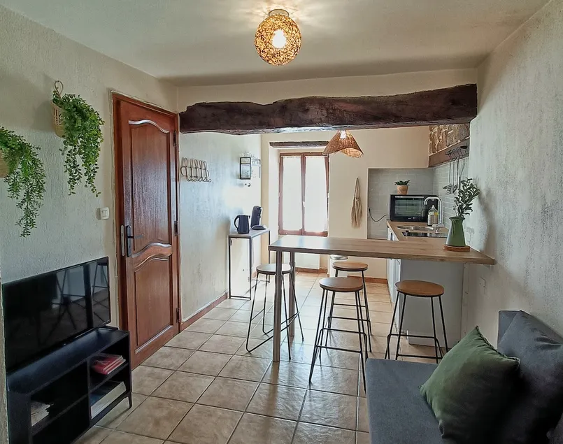 Cozy 2-bedroom in the heart of a picturesque village - Image 1
