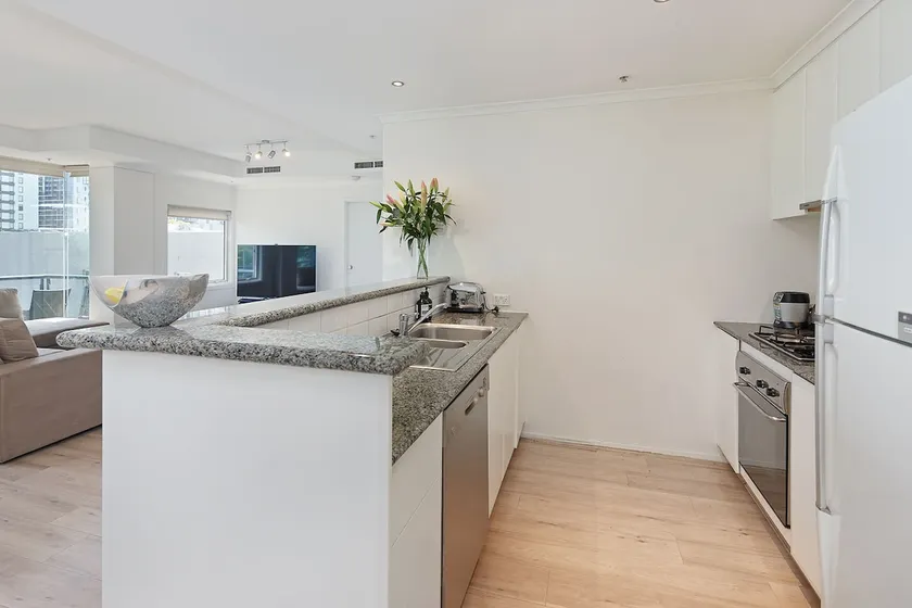 Spacious apartment minutes from the CBD - Image 1