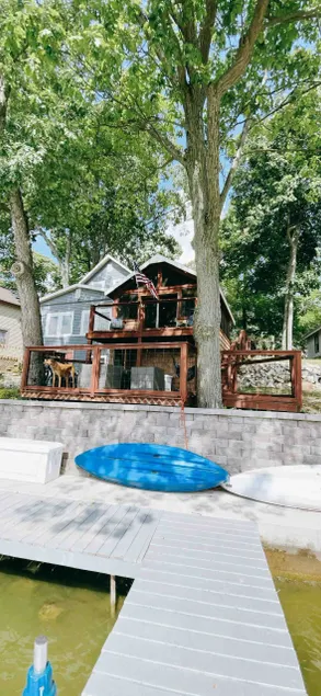 Sylvan Lake Three bed, Parking and two piers - Image 1