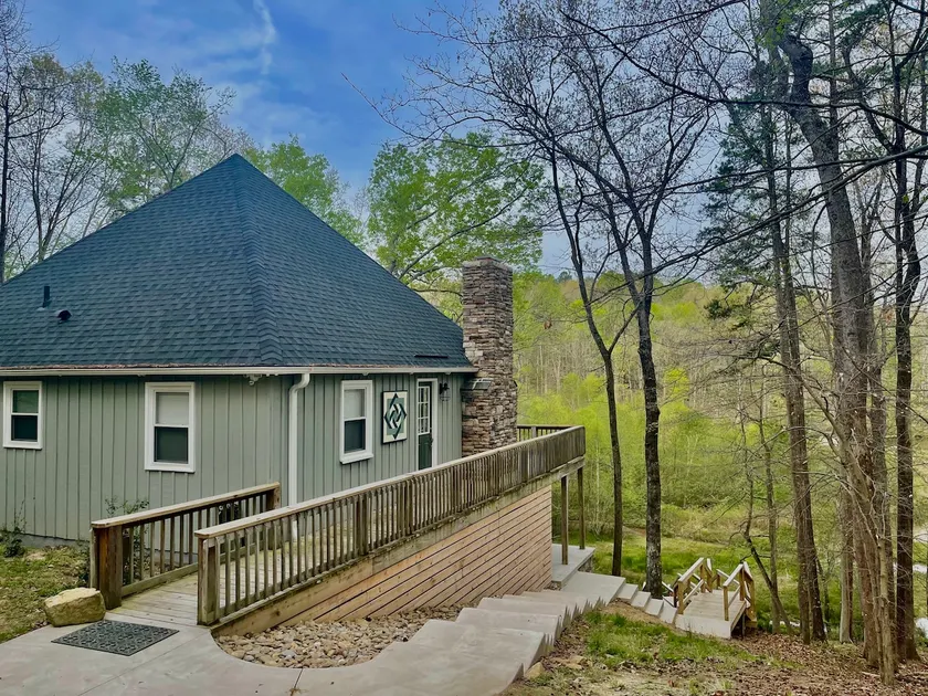 Hyco's Lux Cottage on Little Duck Cove. - Image 1