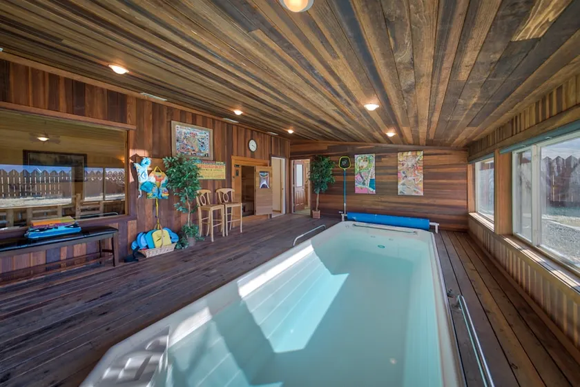 YELLOWSTONE VALLEY VAC LODGE/POOL/SAUNA/SLEEP 26 - Image 1