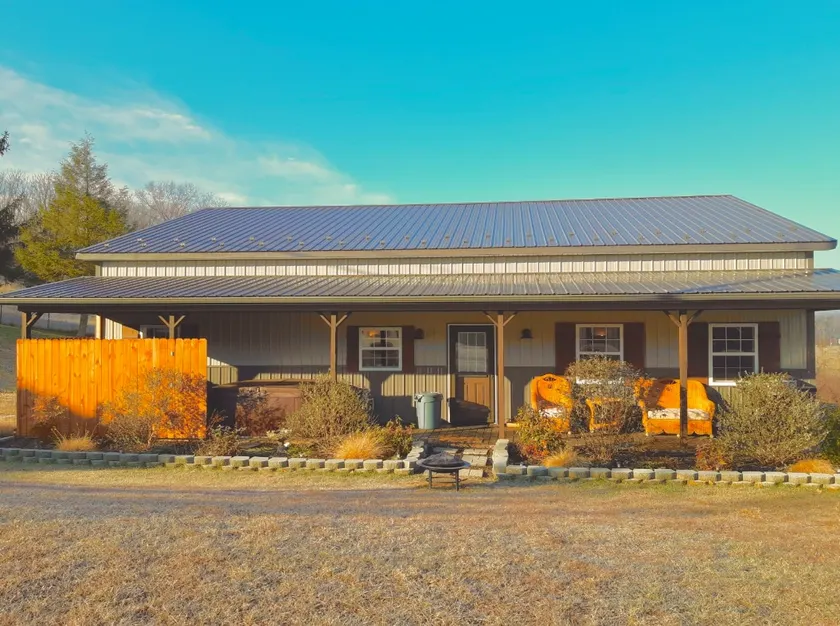 Pond Hill Guesthouse- 2 Bedroom w/Hot Tub & WiFi!! - Image 1