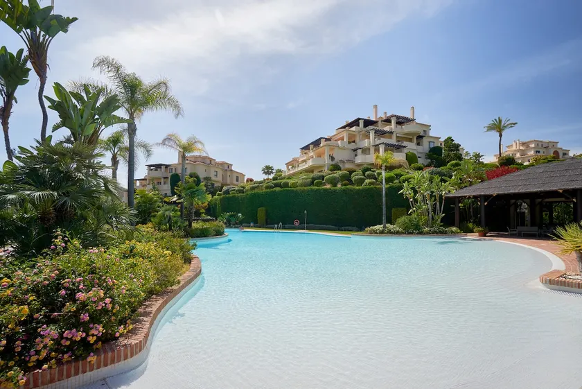 SPACIOUS LUXURY APARTMENT WITH SWIMMING POOLS, SPA AND GYM ON COSTA DEL SOL - Image 1
