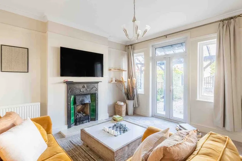 Beautiful & Spacious 4 Bed House on Sandbanks Road - Image 1