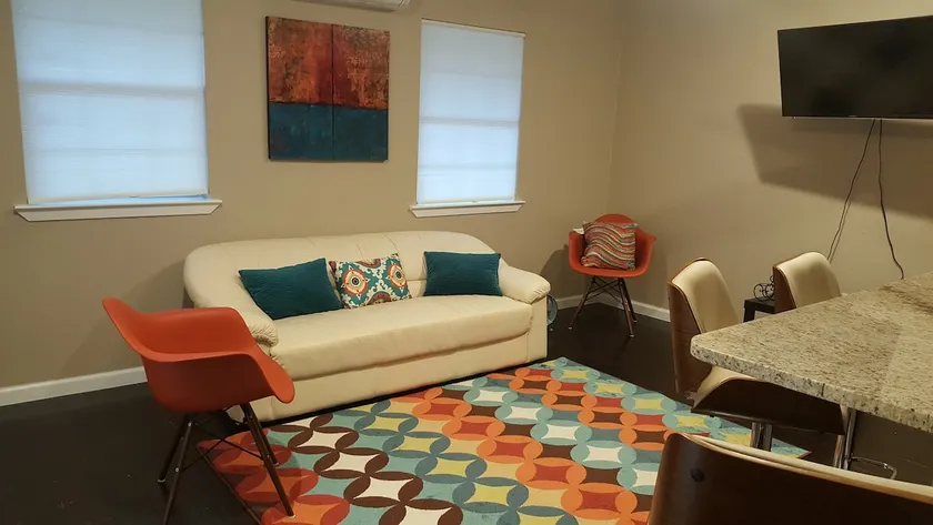 Modern-retro Guest House in Manchaca (S. Austin) - Image 1