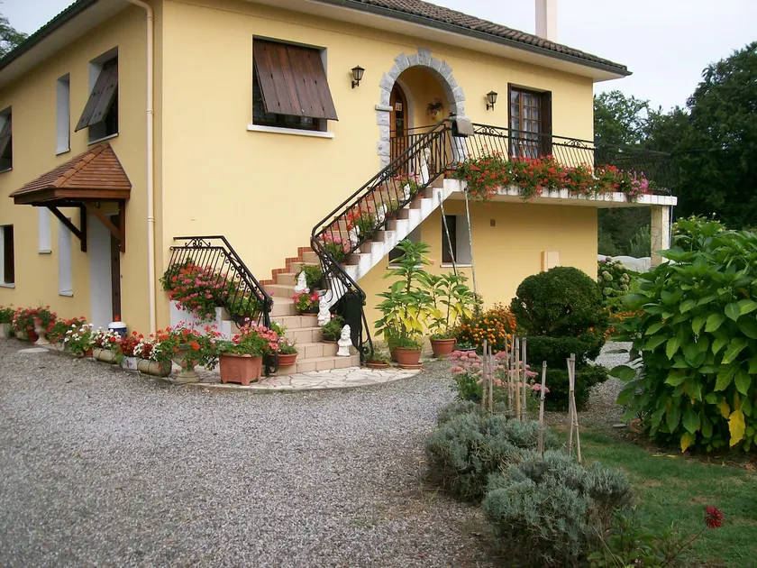 Ground floor apartment in flower garden - Image 1