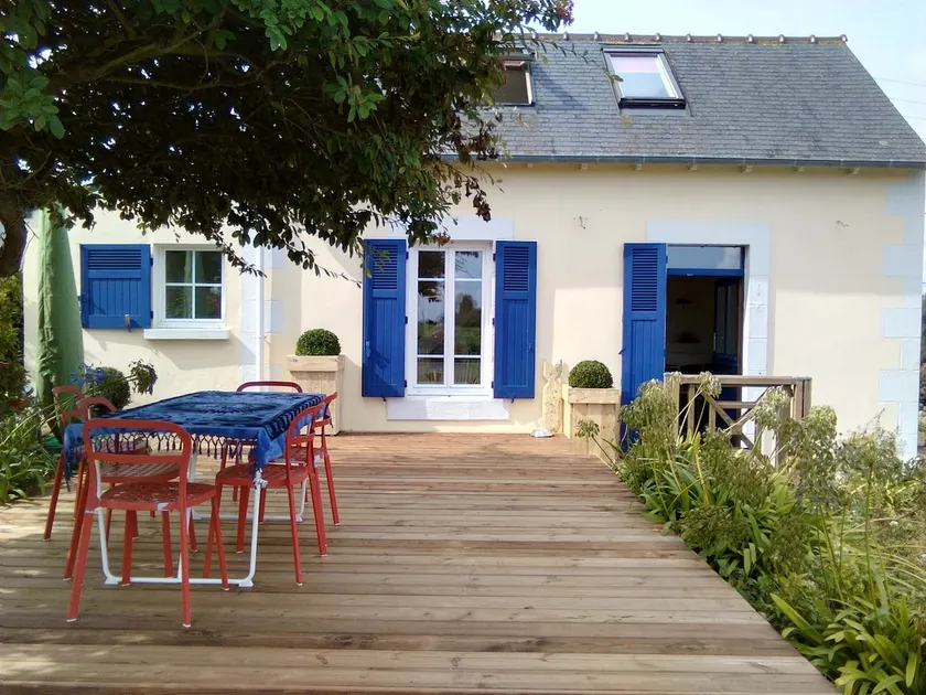 Sea view, with your feet in the grass - Image 1