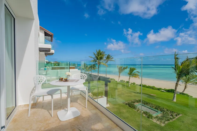 Luxury Oceanfront Apartment with Private Beach - Image 1