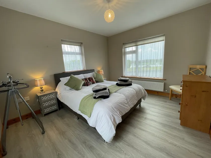 Comfortable 3 Bed,Entire Home with Double And Twin - Image 1