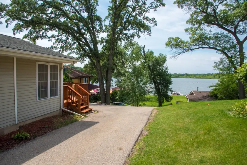 Enjoy Year Round Vacation On Pistakee Lake - Image 1