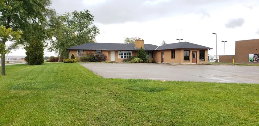 Detached Bungalow with large lot - Image 1