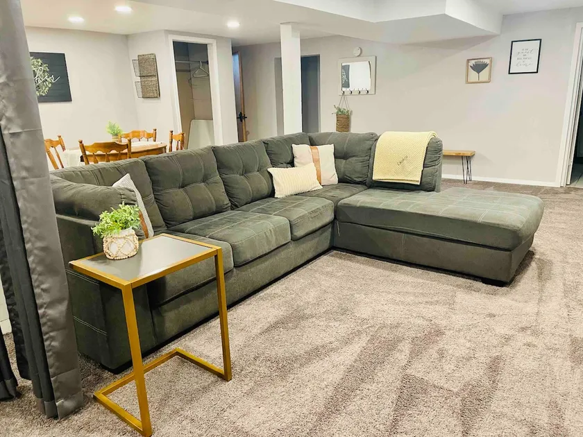 Fully renovated basement apartment - Image 1