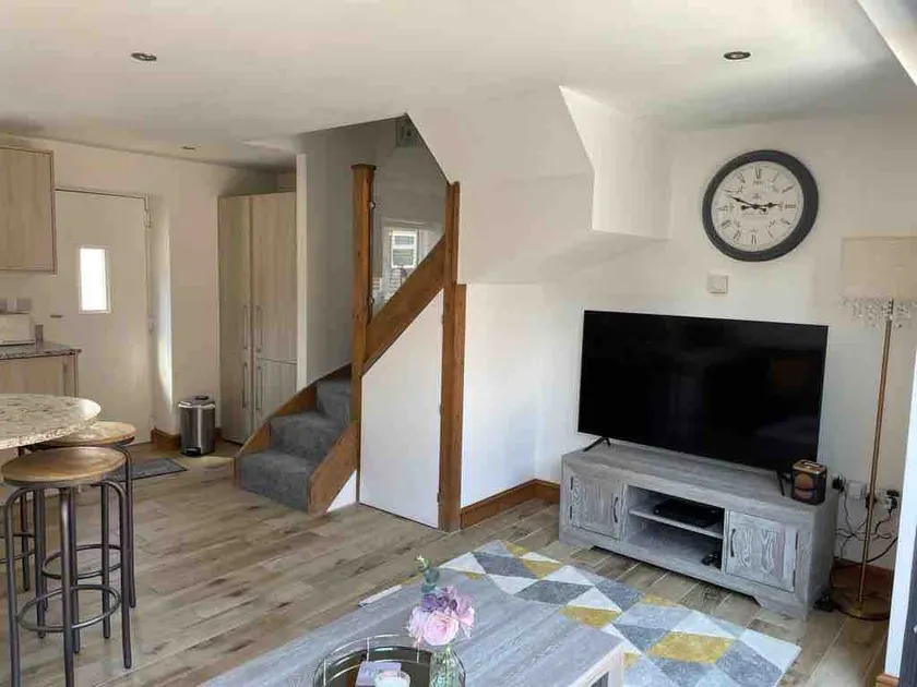 No 6 Elizabeth Street - Image 1