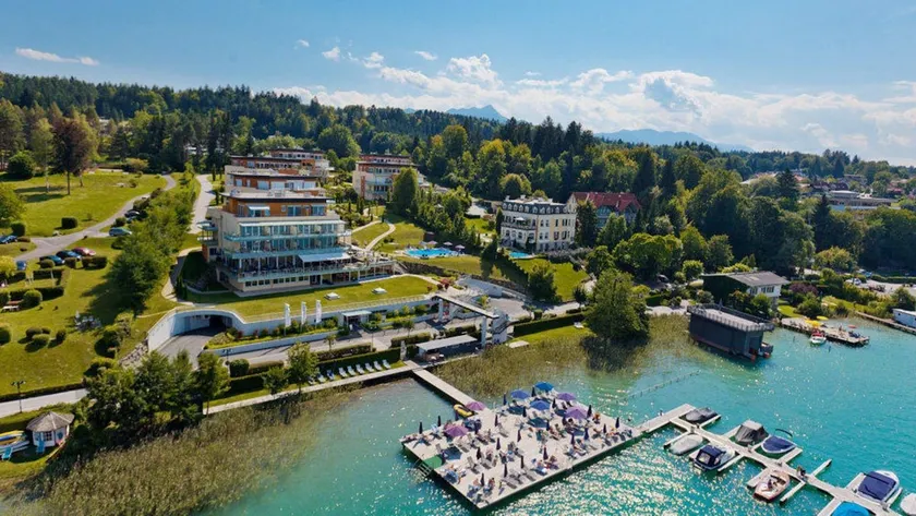 Apt. with direct lake access and pool in Velden - Image 1