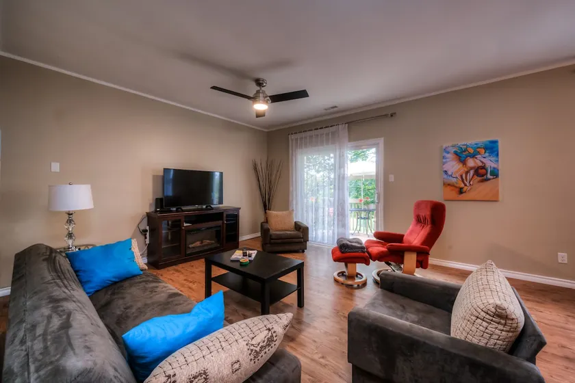 Beautiful, suite- 2 Bedroom/3 beds, full kitchen - Image 1