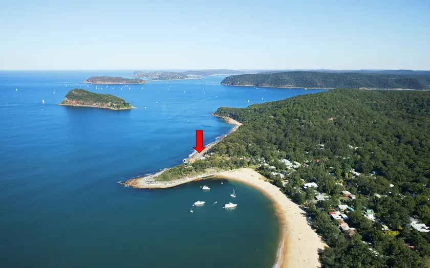 'Seabreeze' a unique Waterfront/Beachside property - Image 1