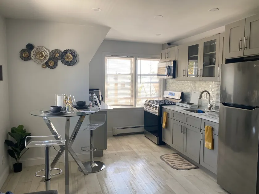 Beautiful 1 bd Contemporary WFH Suite w/ Parking - Image 1
