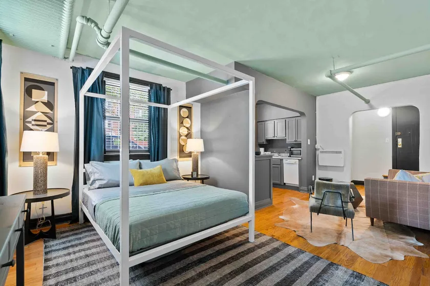 The Nook • Vintage Flat Near Wrigley - Image 1