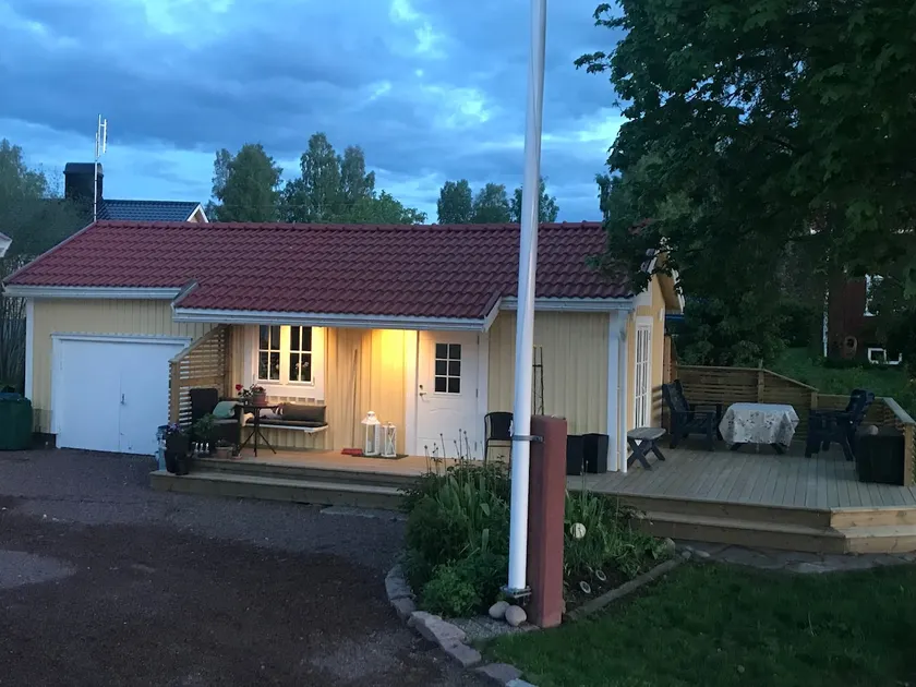 Small yellow cottage in Central Mora - Image 1