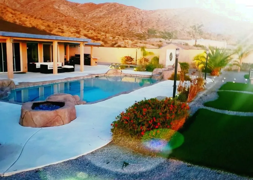 ERSTAUNLICHER BLICK & HINTERGARTEN MIT RIESIGEM POOL, SCHÖNES HAUS MIT SITZPLÄTZEN ÜBER 1500SF - Image 1