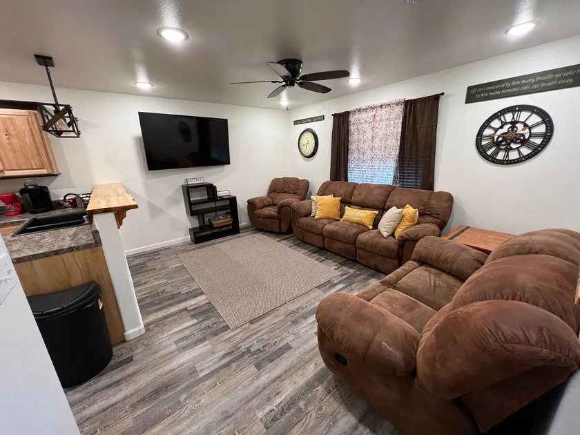 65” TV all rooms, pool table, Northern lights - Image 1