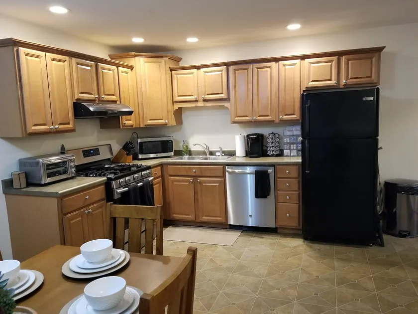 Lyle and Taylor present-Spacious Private Apt - Image 1