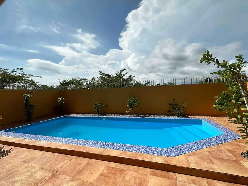 ”House with Pool, BBQ and close to the Airport” - Image 1