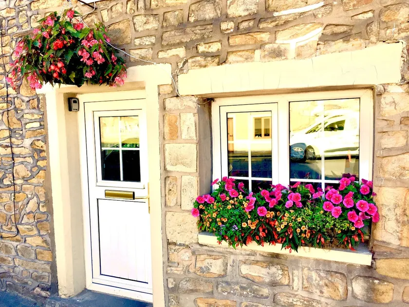 'Oh So Snug' Bijou 1-bedroom cottage, in the heart of Whalley, Clitheroe - Image 1