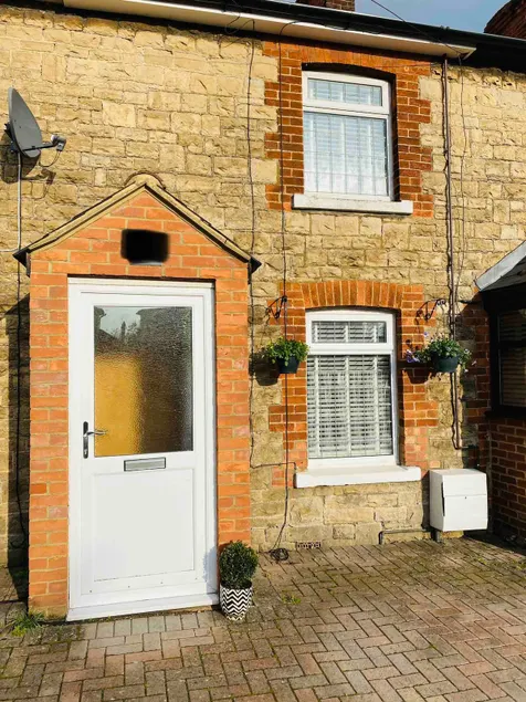 Cosy Cottage with Parking! - Image 1