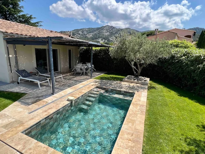 Private house with pool & fenced garden - Image 1
