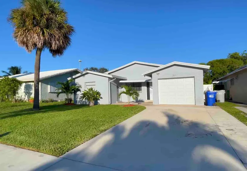 3BR Paradise! Huge Fenced Yard | Near Beaches - Image 1