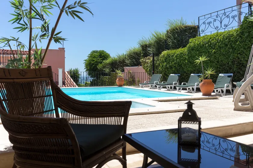 Apartment with pool - Image 1