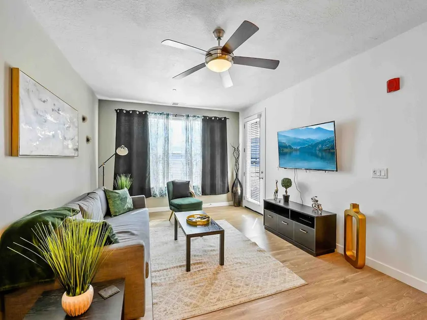 Beautiful Apartment Hot Tub/Pool/Gym/Pet Friendly - Image 1