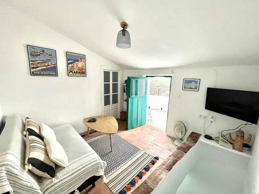 Charming 1 Bed Gem: A/C, Sunny Terrace + Views! - Image 1