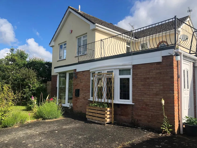 Adorable 1-bed home, off-road parking nr. beaches - Image 1