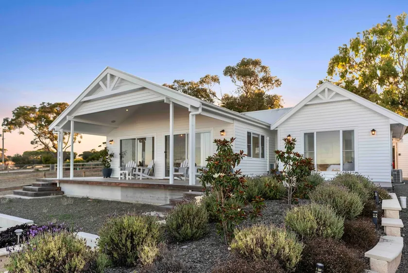 Magnolia - NEW Hampton style holiday home - Image 1