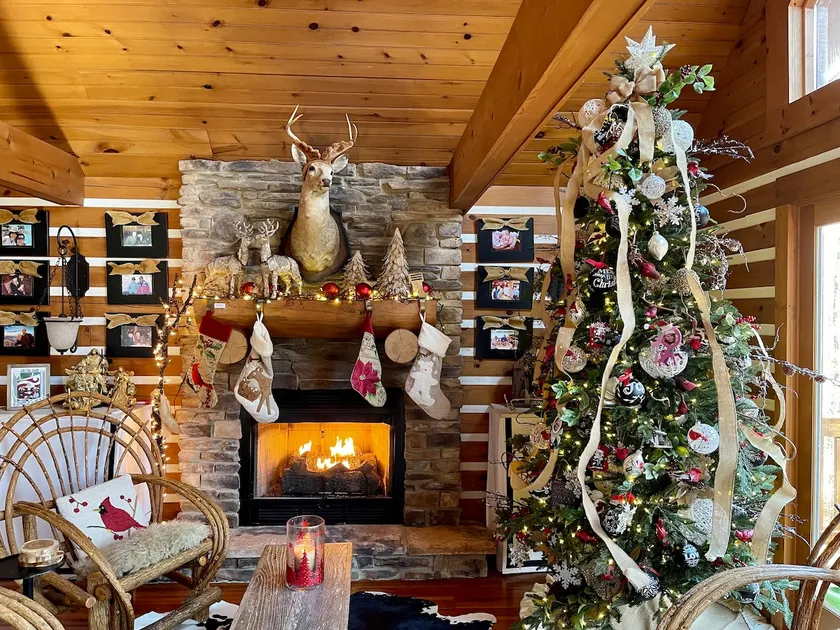 9' CHRISTMAS TREE/DECOR WATERFRONT LOG HOME/HOT TUB/2 FP/77\" TV/STARLINK/LG DECK - Image 1