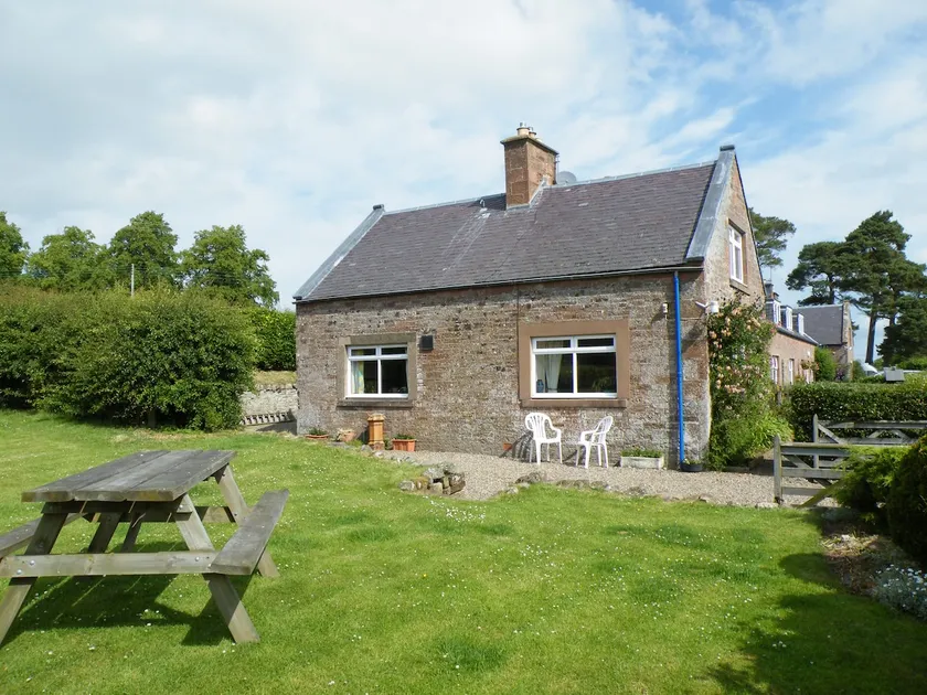 Wild Rose in rural location with lovely views on a working farm with walks - Image 1
