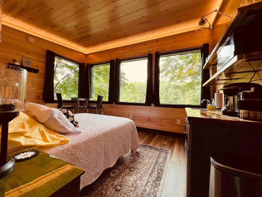 Cozy, Peaceful, Hideaway Nestled in the Woods - Image 1
