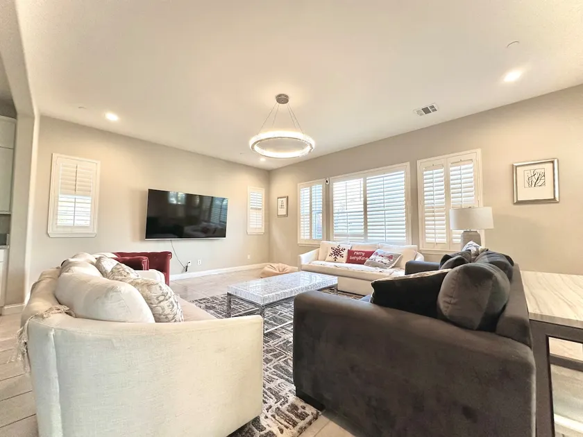 High-end furniture 5 Bedroon 4.5 bathroom home - Image 1