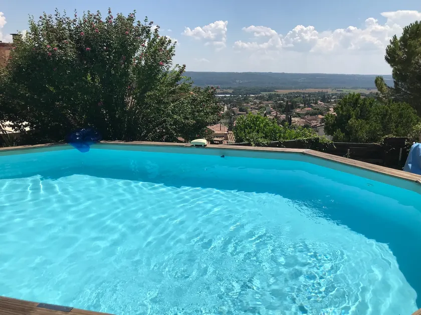 Quiet apartment with pool access - Image 1