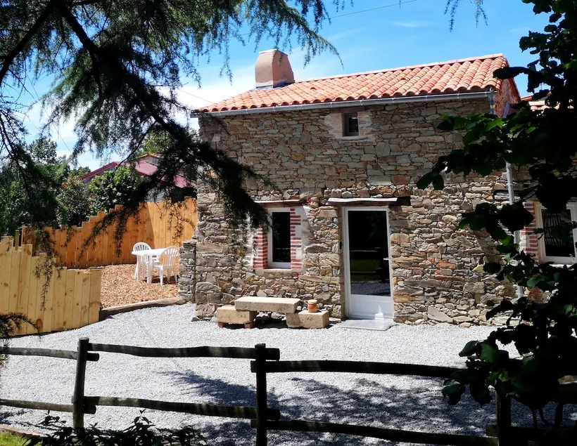 Renovated stone house, quiet in the countryside - Image 1