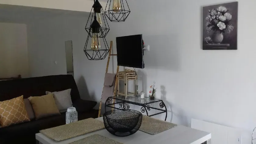 Nice and relaxing place to stay - Image 1