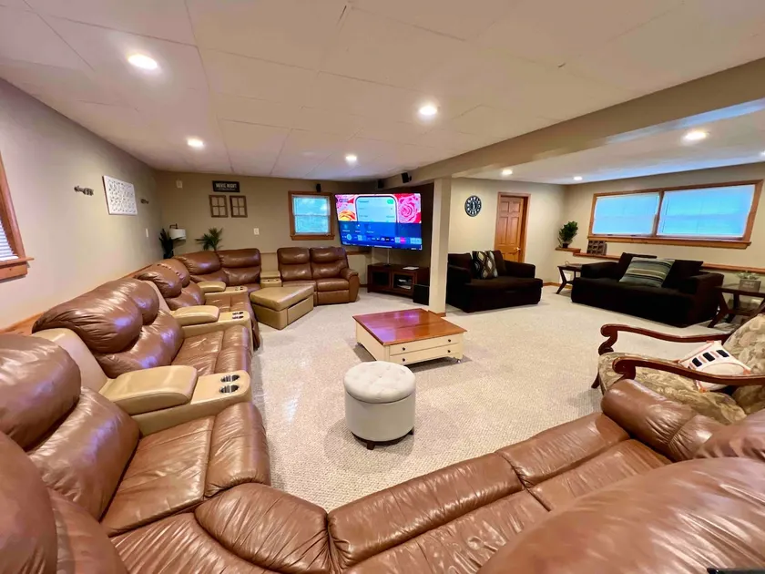 HillTop Manor-Spacious 6BR+PS5+FirePit+Pool Table - Image 1