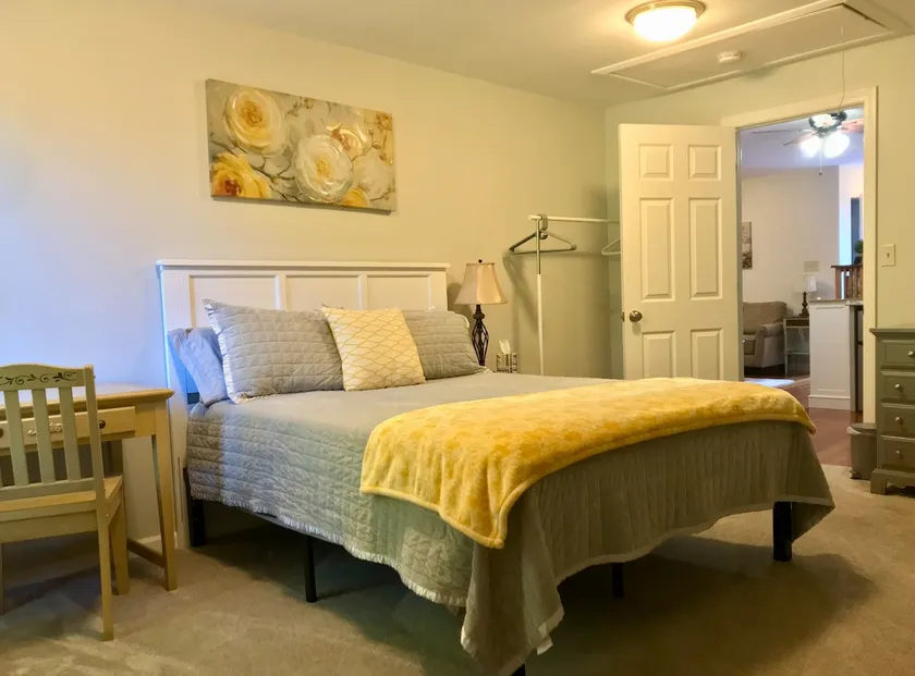 Laura's Loft and Gallery, private suite - Image 1