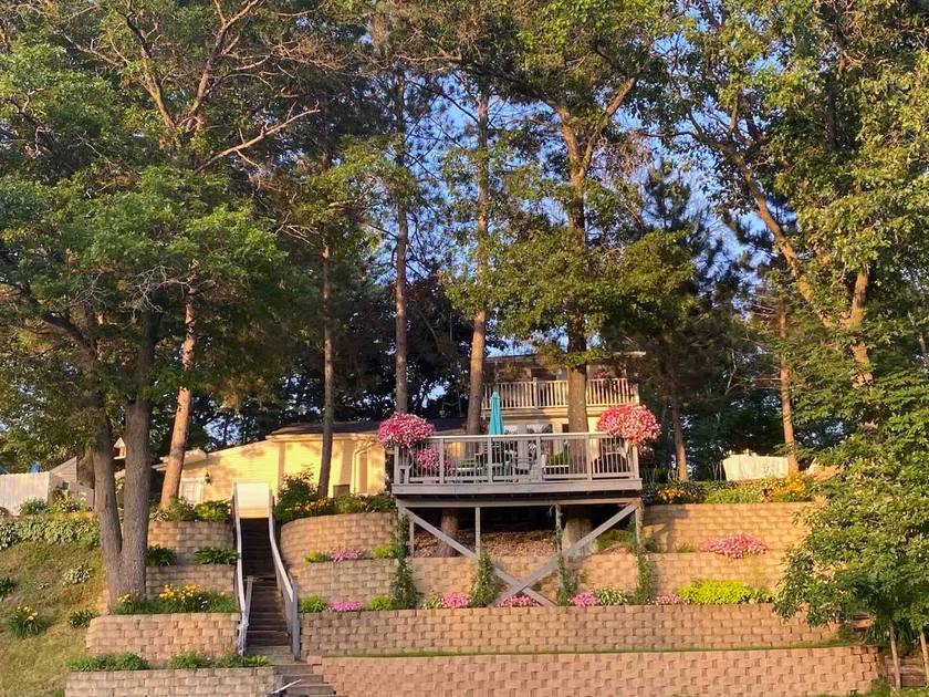 Waterfront Cottage with beautiful views - Image 1